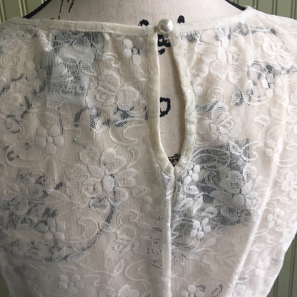 Adorable lace top - Picture 5 of 7